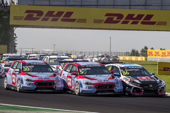 ▲ 현대자동차 ‘i30 N TCR’ 경주차가 이달 28일부터 29일까지 헝가리 ‘헝가로링 서킷(Hungaroring Circuit)’에서 개최된 ‘2018 WTCR’ 두 번째 대회서 경주하는 모습.ⓒ현대자동차