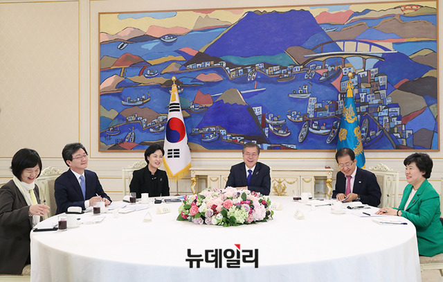 ▲ 문재인 대통령이 7일 오전 청와대 본관에서 추미애 더불어민주당 대표, 홍준표 자유한국당 대표, 유승민 바른미래당 공동대표, 조배숙 민주평화당 대표, 이정미 정의당 대표 등 여야 5당 대표와 차담을 마치고 오찬장으로 이동하고 있다. ⓒ청와대