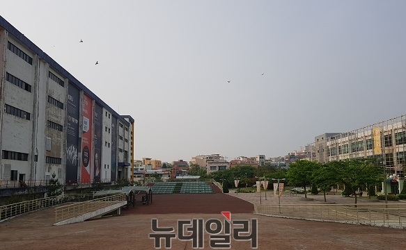 ▲ 대전기상청이 2일 비가 내릴 것으로 예보한 가운데 1일 오후 충북 청주시 청원구 청주첨단문화산업단지 하늘이 점점 어두워지고 있다.ⓒ김정원 기자