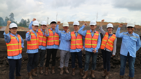 ▲ 인도네시아 GAM(감) 석탄 광산을 찾은 LG상사 사원들이 현장에서 파이팅을 외치고 있다.ⓒLG상사