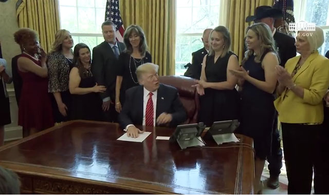 ▲ 트럼프 美대통령이 지난 1일(현지시간) 사우스웨스트 항공 1380편 여객기 승무원과 승객을 초청한 자리에서 