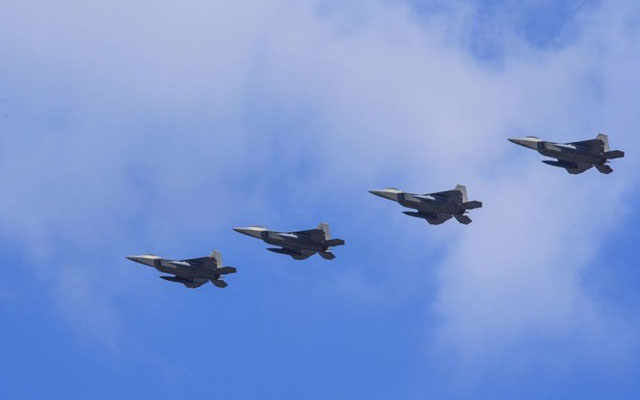 ▲ 2016년 일본 가데나 기지를 경유해 한국으로 출발할 때의 F-22 스텔스 전투기 편대. 최근 美공군이 본토에 주둔하던 F-22 스텔스 전투기 8대를 한국으로 보냈다고 한다. ⓒ美공군 공개사진.