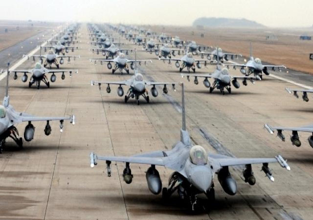 과거 '맥스 썬더' 훈련 당시 F-16 전투기 60대가 출격을 준비하는 모습. ⓒ美공군-위키피디아 공개사진.