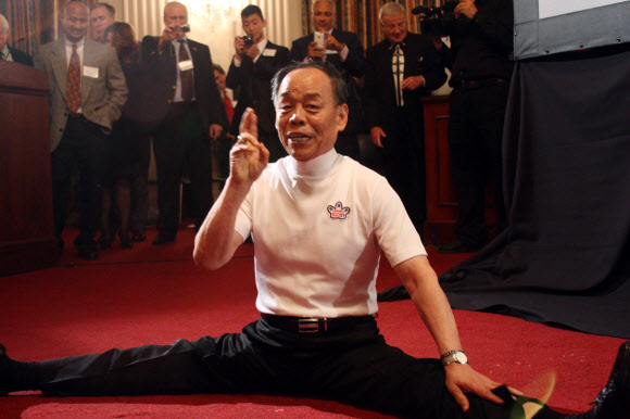 ▲ 태권도 대부 이준구 사범이 2010년 9월 30일(현지시간) 미국 의회 캐넌빌딩에서 열린 자신의 80회 생일 축하파티에서 스트레칭 시범을 보이고 있다. ⓒ 연합뉴스