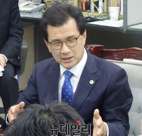 ▲ 이시종 충북지사가 2일 충북도 기자실에서 간담회를 갖고 남북교류 사업 추진에 대한 구상을 말하고 있다.ⓒ이민기 기자