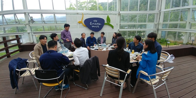 ▲ 영양군 국비공모사업추진단(이하 추진단)은 지난 2일 활성화 방안 마련이 시급한 입암면 소재 선바위 관광지에서 ‘도시락 워크숍’을 통해 발전 방향에 대한 열띤 토론을 펼쳤다.ⓒ영양군