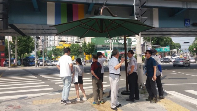 ▲ 대구 복현오거리에 설치된 그늘막 파라솔형 모습.ⓒ대구시