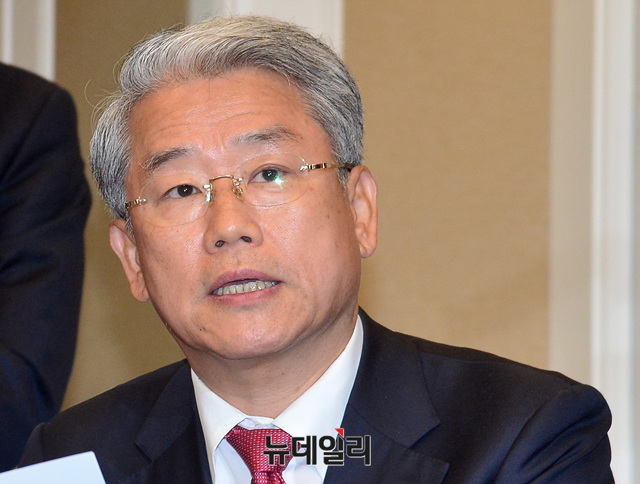 ▲ 김동철 바른미래당 원내대표가 23일 오전 국회에서 열린 자유한국당, 바른미래당, 민주평화당 야3당 긴급회동에 참석해 드루킹 특검법 발의와 국정조사 요구서 제출 등 공동합의문을 발표하고 있다. ⓒ뉴데일리 공준표 기자