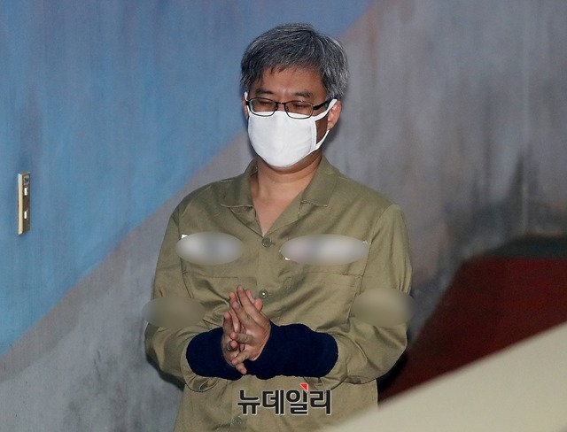 2일 오전 네이버 댓글 여론조작 혐의를 받고 있는 ‘드루킹’ 김동원 씨가 서울중앙지방법원에서 열린 첫 공판에 출석하고 있다.ⓒ뉴데일리 정상윤 기자