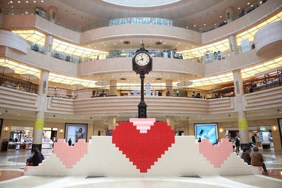 ▲ AK플라자 분당점 1층 피아짜360 광장의 블록 4000개로 연출된 ‘하트계단’ 전경. ⓒAK플라자