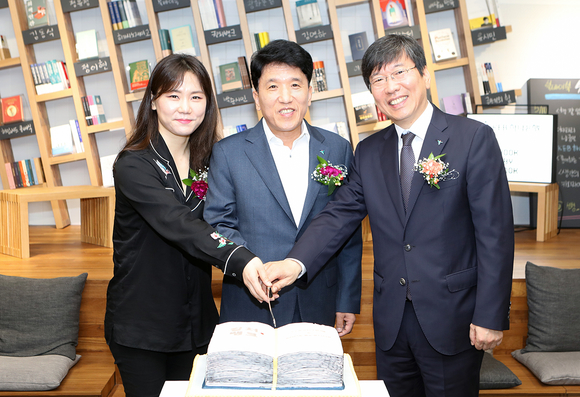 ▲ KEB하나은행은 2일 컬처뱅크 2호점인 광화문역 지점을 새롭게 오픈했다. 왼쪽부터 김진양 북바이북 대표, 함영주 KEB하나은행장, 차응호 광문역지점장이 책모양의 축하 케익을 커팅하고 있다.ⓒKEB하나은행
