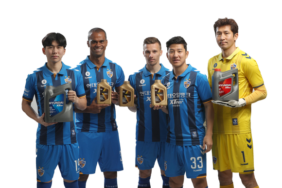 ▲ 울산현대축구단 선수들이 현대오일뱅크 윤활유 제품 XTeer 광고사진을 촬영하고 있다.ⓒ 현대오일뱅크