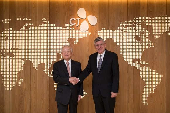 ▲ 손경식 CJ그룹 회장(왼쪽)이 2일 오후 서울 중구 쌍림동 CJ제일제당센터를 방문한 젤코 라이너 크로아티아 국회 부의장과 악수를 나누고 있다.ⓒCJ