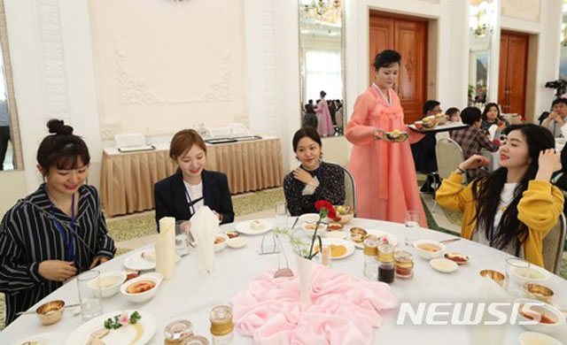 ▲ 지난 4월 2일 평양 공연 방북 당시 옥류관에서 냉면을 먹는 걸그룹 레드벨벳 멤버들. 북한 일반 주민들은 옥류관에서 마음대로 냉면을 사먹을 수도 없다고 한다. ⓒ뉴시스. 무단전재 및 재배포 금지.