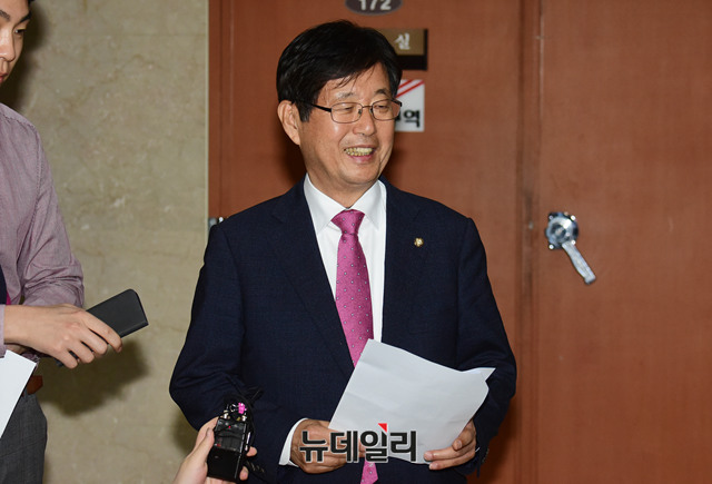 ▲ 자유한국당 강길부 의원이 3일 오전 국회에서 기자회견을 열어, 홍준표 대표의 최근 언행을 문제삼으며 당대표에서 사퇴하지 않을 경우 본인이 탈당을 포함한 중대결단을 할 것임을 예고하고 있다. ⓒ뉴데일리 이종현 기자