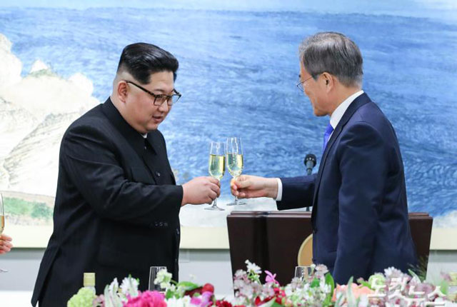 ▲ 남북정상회담 만찬에서 건배하는 김정은과 문재인 대통령. 태영호 前공사는 남북정상회담을 통해 문재인 대통령이 김정은을 트럼프 美대통령 앞에까지 이끌어 준 셈이라고 지적했다. ⓒ한국공동사진기자단.
