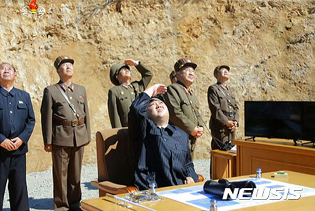 ▲ 2017년 7월 탄도미사일 '화성-14형' 발사를 지켜보는 김정은. ⓒ뉴시스. 무단전재 및 재배포 금지.