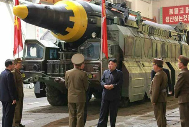 ▲ 중거리 탄도미사일 '화성-12형' 옆에 선 김정은. ⓒ北선전매체 화면캡쳐.