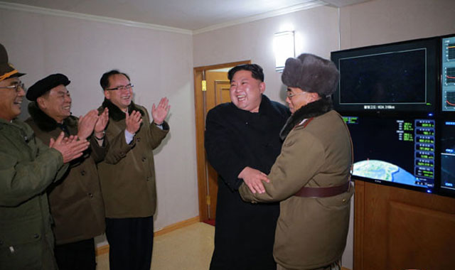 ▲ 2017년 12월 대륙간 탄도미사일(ICBM) '화성-15형'을 발사한 뒤 환호하는 김정은. 이런 김정은이 과연 핵무기와 탄도미사일을 모두 포기할까. ⓒ北선전매체 화면캡쳐.