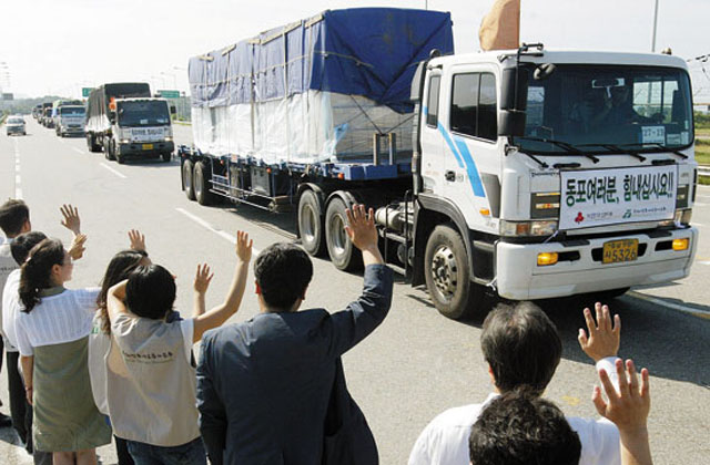 ▲ 노무현 정권 시절 인도적 차원에서 북한에 쌀을 보내는 모습. ⓒ뉴시스. 무단전재 및 재배포 금지.