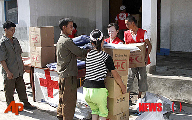 ▲ 2012년 8월 홍수 피해를 입은 평양 북부 안주 지역 주민들에게 전달돈 국제적십자사 구호 물품. ⓒ뉴시스-AP. 무단전재 및 재배포 금지.