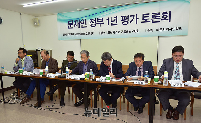 ▲ 바른사회시민회의는 3일 서울 중구 프란치스코 교육회관에서 '문재인 정부 1년 평가 토론회'를 열었다. 왼쪽부터 김대호 사회디자인연구소 소장, 박인환 건국대 교수, 김태우 건양대 교수, 손정식 한양대 명예교수, 조동근 명지대 교수, 이인철 변호사, 오정근 한국금융ICT융합학회 회장. ⓒ뉴데일리 정상윤 기자