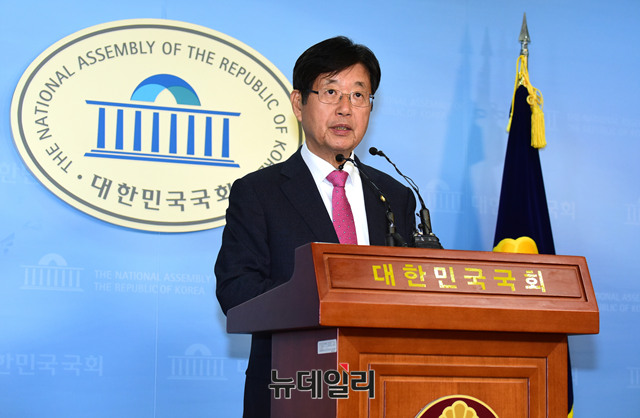 ▲ 자유한국당 강길부 의원이 3일 국회에서 홍준표 대표의 사퇴를 촉구하며 탈당을 시사하는 기자회견을 하고 있다. ⓒ뉴데일리 이종현 기자