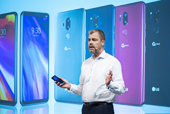 ▲ 데이비드 반더월 LG전자 미국법인 마케팅총괄이 2일 미국 뉴욕 맨해튼 메트로폴리탄 웨스트에서 열린 'LG G7 씽큐' 공개행사에서 제품을 설명하고 있는 모습. ⓒLG전자