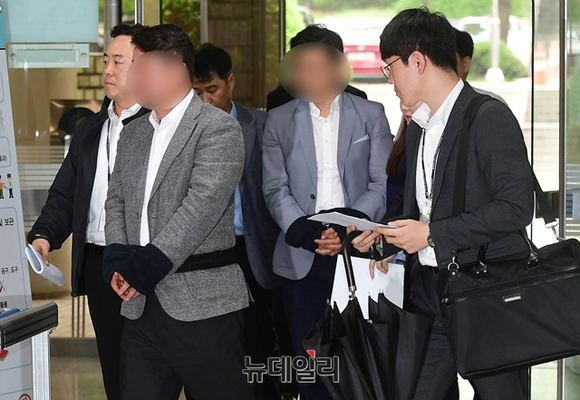 ▲ 2일 오전 서울중앙지법에서 삼성서비스센터 구속된 임직원들이 영장실질 심사를 받기 위해 들어가는 모습.ⓒ뉴데일리DB