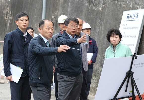 ▲ 지난 2일 박상우 LH 사장(가운데)이 양옥순 마을활동가(오른쪽 첫 번째)와 함께 진주옥봉 새뜰마을사업 현장을 둘러보고 있다.ⓒLH