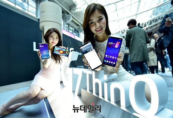 ▲ LG전자는 3일 서울 용산역에서 차기 전략 스마트폰 'G7 씽큐' 공개 기자간담회를 열고 신제품 소개 및 향후 스마트폰 서비스 전략에 대해 설명했다.  ⓒ뉴데일리DB