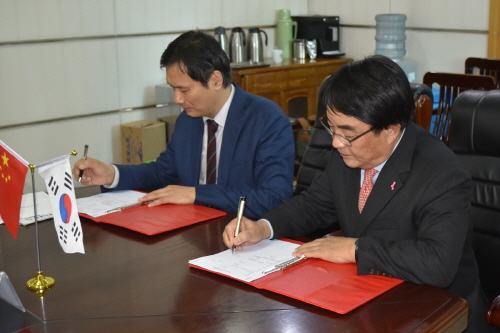 ▲ 백남선 이대여성암병원장(사진 오른쪽)과 뤄제 쓰옌시 타이허 병원장(사진 왼쪽)이 교류협력 협약서에 서명하고 있다. ⓒ이화의료원