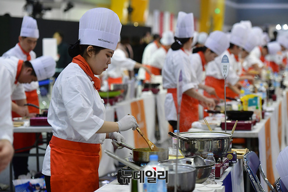 ▲ 요리경연을 하고 있는 참가자들. ⓒ정상윤 기자