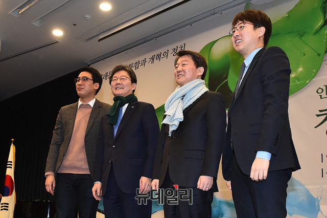 ▲ 국민의당 안철수, 바른정당 유승민 대표가 19일 오전 국회 헌정기념관에서 열린 안철수-유승민 토크콘서트 '청년이 미래다'에 참석해 이태우 국민의당 청년최고위원, 이준석 바른정당 노원병 당협위원장과 함께 기념촬영을 하고 있다. ⓒ뉴데일리 이종현 기자