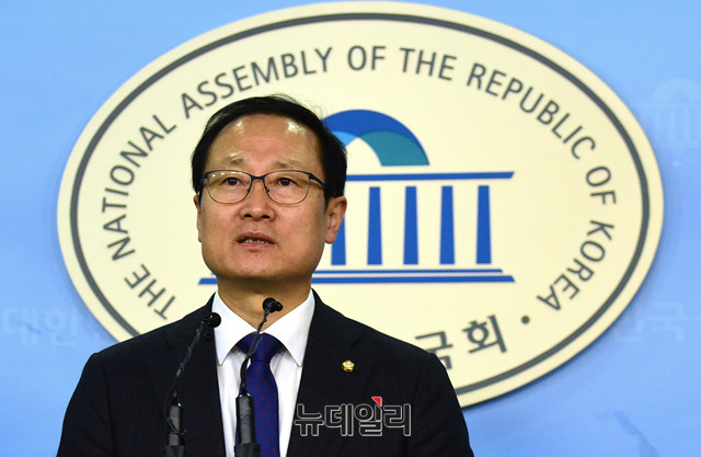 ▲ 더불어민주당 홍영표 의원이 4일 오전 국회에서 기자회견을 열어 원내대표 출마를 선언하고 있다. ⓒ뉴데일리 이종현 기자