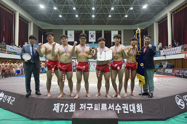 ▲ 전국씨름선수권대회에서 단체전 우승을 차지한 대구대 씨름부가 기념사진을 촬용하고 있다.(왼쪽부터 최병찬 감독·김보현·김동훈·임성길·오현호·장영진·이준영)ⓒ대구대학교