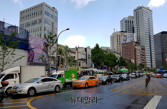 ▲ 3일 서울시가 퇴계로 일부 구간을 보행친화거리로 탈바꿈했지만 불법 주정차 차량으로 인해 교통이 혼잡했다.ⓒ뉴데일리 김태영 기자