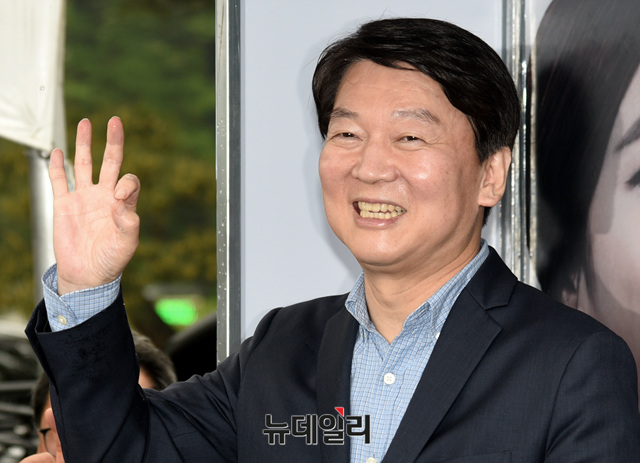 ▲ 안철수 바른미래당 서울시장 후보가 2일 오후 국회 헌정기념관 앞에서 열린 '돈 안 쓰는 선거 실천 대회'에 참석해 기호 3번을 뜻하는 포즈를 취하고 있다. 안 후보는 유세차량으로 꾸며진 전동 스쿠터, 경차, 전기 자전거 등을 탑승했다.ⓒ뉴데일리 공준표 기자