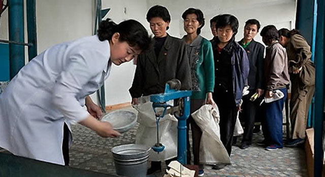 과거 북한의 식량배급 모습. '고난의 행군' 이후로는 이런 모습을 보기 어렵다. 장마당 장사로 생계를 유지하는 북한 주민 대다수는 노동당 간부들의 착취에 불만을 품고 있다. ⓒ연합뉴스. 무단전재 및 재배포 금지.