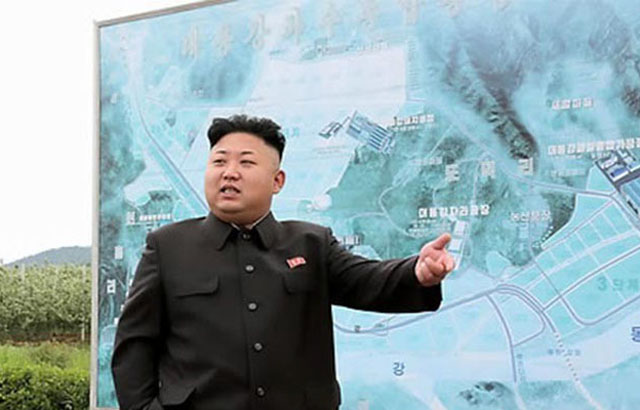 ▲ 원산 갈마반도 일대를 해양관광지구로 만든다는 조감도 앞에 선 김정은. 갈마반도를 중심으로 원산 일대를 관광지로 조성하는 것이 '원산해양관광지구' 계획이다. ⓒ北선전매체 화면캡쳐.
