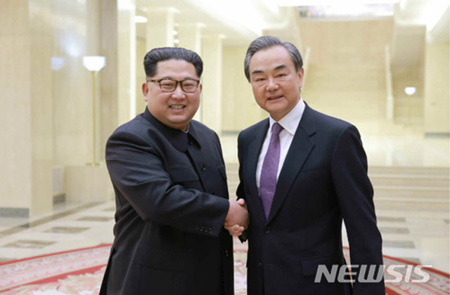 ▲ 북한을 급히 찾아가 김정은과 만난 왕이 中외교부장. ⓒ뉴시스. 무단전재 및 재배포 금지.