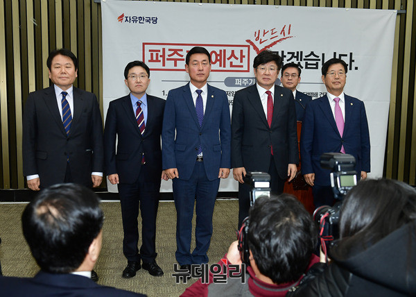 ▲ 강길부 의원(사진 맨 오른쪽)이 지난해 11월 13일 자유한국당 의원총회에서 바른정당에서 함께 복당한 의원들과 함께 인사를 하고 있다. ⓒ뉴데일리 정상윤 기자