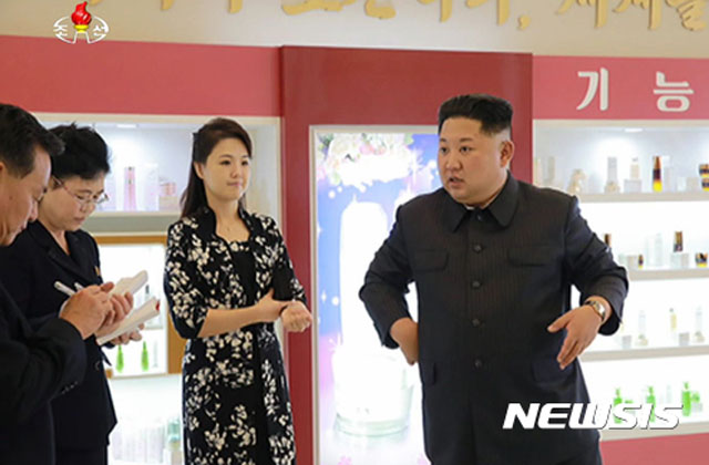 ▲ 2017년 10월 리설주와 함께 화장품 전시장을 찾은 김정은. 이 또한 계산된 행동이라고 한다. ⓒ뉴시스. 무단전재 및 재배포 금지.