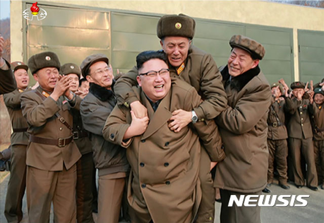 ▲ 2017년 3월 서해 동창리 미사일 시험장을 찾아 기술자를 업어주는 김정은. 이런 모습을 보여줌으로써 내부 불만을 잠재우고 대외적으로는 정상적인 국가인 척하는 것이라고 한다. ⓒ뉴시스. 무단전재 및 재배포 금지.