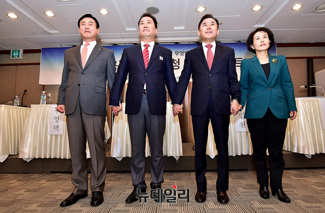 ▲ 각 후보들이 단일화 의지를 표하며 손을 맞잡고 있다. 왼쪽부터 최명복 전 서울시의회 교육의원, 두영택 광주여대 교수, 곽일천 전 서울디지텍고 교장, 박선영 동국대 교수. ⓒ뉴데일리 정상윤 기자