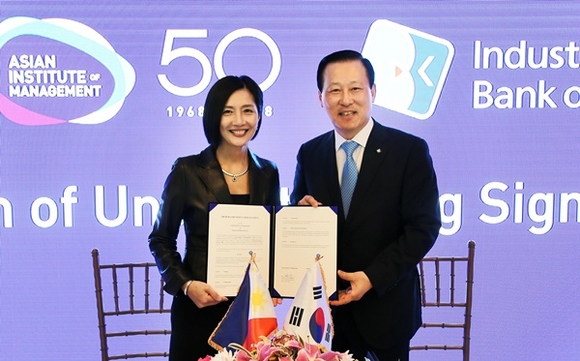 ▲ 김도진 기업은행장(왼쪽)이 지난 3일 필리핀 마닐라에서 강지경 AIM 경영전문대학 총장과 협약식을 마치고 기념촬영을 하고 있다. ⓒIBK기업은행