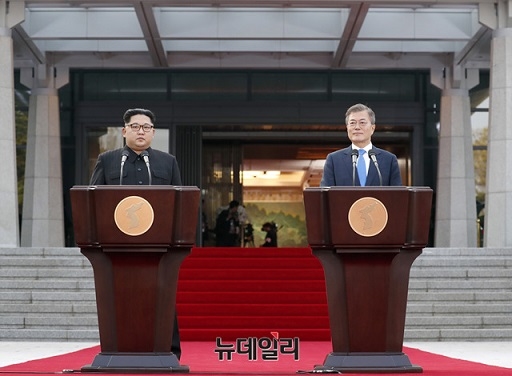 지난달 27일 판문점 평화의집 앞에서 문재인 대통령(오른쪽)과 김정은 북한 국무위원장이 남북공동선언인 '판문점 선언'을 발표하고 있다. (사진=한국공동사진기자단)