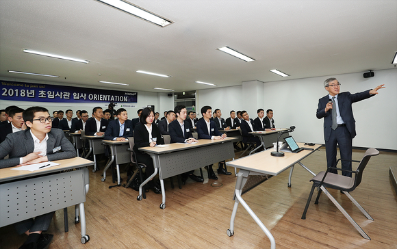 ▲ 유창근 현대상선 사장이 '2018 초임사관 입사 오리엔테이션'에서 CEO 특강을 진행했다. ⓒ현대상선