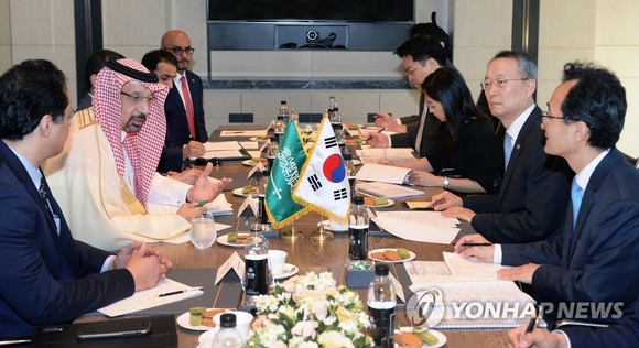 ▲ 4일 서울 포시즌호텔에서 열린 백운규 산업부장관과 알팔레 장관의 면담 모습 ⓒ연합뉴스 제공