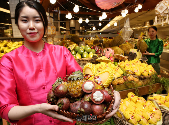 현대백화점 무역센터점 지하 1층 식품관 행사장에서 직원들이 태국의 대표 과일들을 소개하고 있다. ⓒ현대백화점